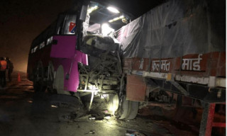 काठमाडौँ आउँदै गरेको बस चितवनमा दुर्घटना, २० जना घाइते
