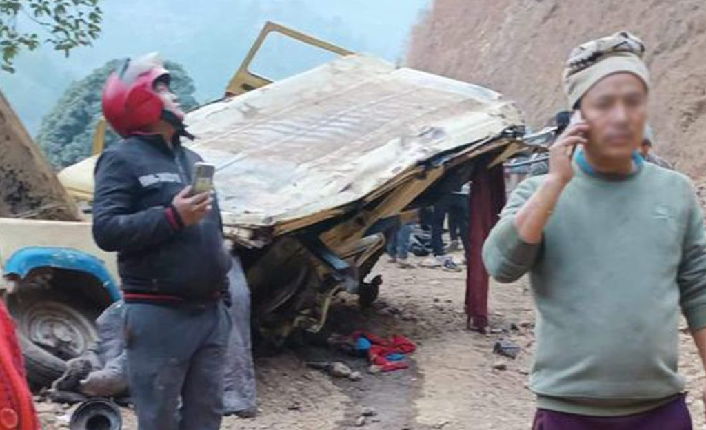 जिप र माइक्रोबस ठोक्किंदा ८ चिनियाँ नागरिक घाइते