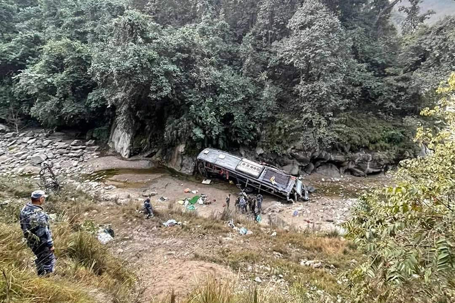 चितवनबाट जनकपुरतर्फ जाँदै गरेको बस दुर्घटना हुँदा १८ जना घाइते