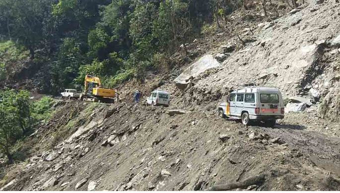 सुक्खा पहिरो गएपछि सिद्धिचरण राजमार्ग अवरुद्ध