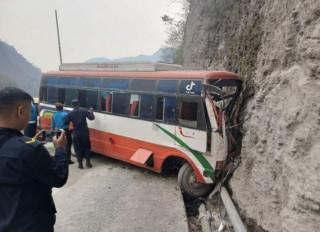 म्याग्दीको जलेश्वरमा बस दुर्घटना, २७ जना घाइते