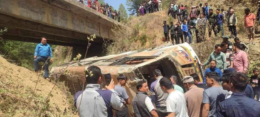 बस दुर्घटनामा २ पुरुषको मृत्यु