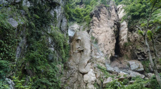बोल्लान् झैं  ढुंगाका आकृति