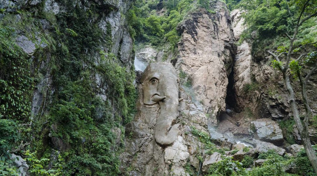 बोल्लान् झैं  ढुंगाका आकृति