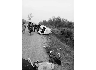 बससँग ठोक्किएर मोटरसाइकलमा सवार एकजनाको मृत्यु, एकजना घाइते