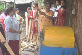 केराको थामबाट फाइबर, धागो र कम्पोष्ट मल बनाएर आय आर्जन