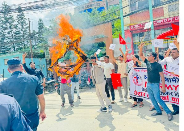 श्रममन्त्री डीपी अर्यालको पुतला दहन