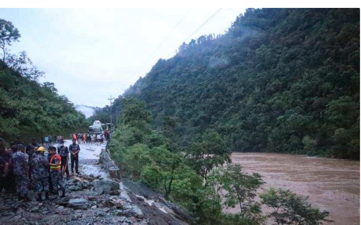 मुग्लिङ–नारायणगढ सडकमा माथिबाट खसेको डुङ्गाले लागेर बस चालकको मृत्यु