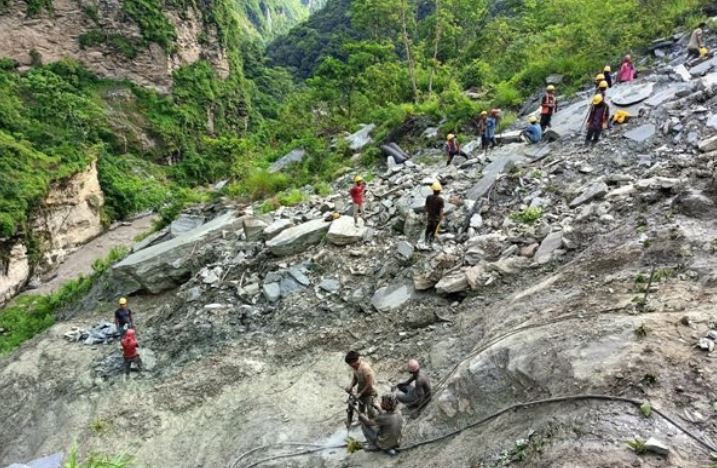 बैसरीको भिरमा पहिरो रोकथाम गर्न ‘रक एङ्करिङ’