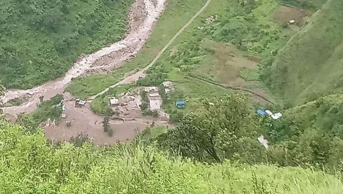 गोरखाको धार्चेमा पहिरोले पुरिएर ३ जना बेपत्ता