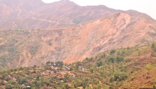 दसैँतिहारमा घर लिपपोत गर्न म्याग्दीको रातोमाटो