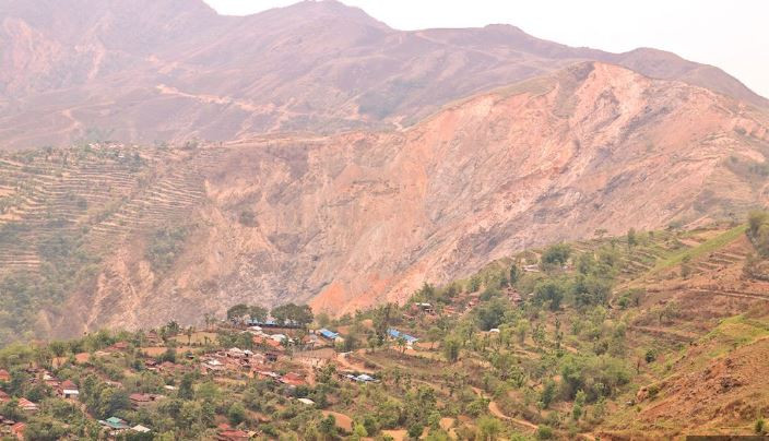 दसैँतिहारमा घर लिपपोत गर्न म्याग्दीको रातोमाटो