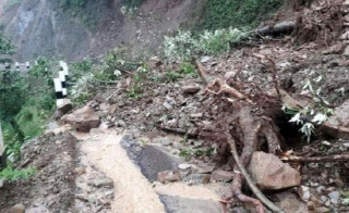 पहिरोले ६ वटा मुख्य राजमार्ग अवरुद्ध