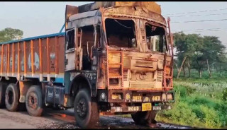 दुर्गा प्रसाईंका समर्थकले झापामा जलाए ३ वटा ट्रक