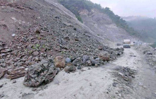 मुग्लिन नारायणगढ सडकखण्डमा २ गाडीमाथि ढुंगा खस्दा ५ जना घाइते