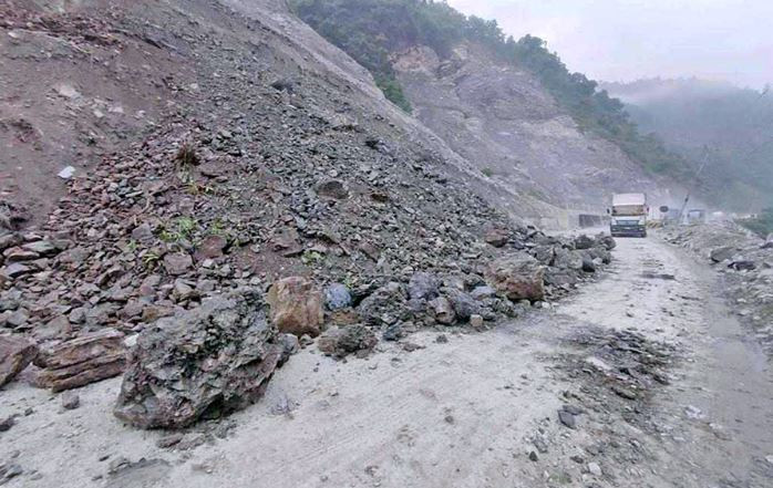 मुग्लिन नारायणगढ सडकखण्डमा २ गाडीमाथि ढुंगा खस्दा ५ जना घाइते