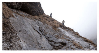 पदमार्ग नहुँदा डोरीमा झुन्डिएर यात्रा गर्नुपर्ने बाध्यता