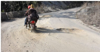 हस्तान्तरण नहुँदै भत्कियो तम्घास-छल्दी सडकको कालोपत्रे