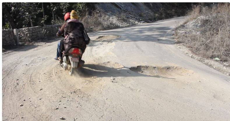हस्तान्तरण नहुँदै भत्कियो तम्घास-छल्दी सडकको कालोपत्रे