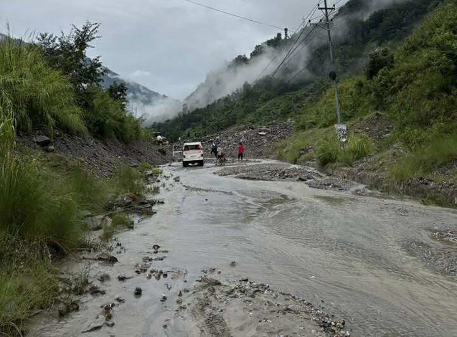 पहिरोले अरनिको राजमार्गको जुरे खण्ड अवरुद्ध
