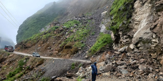 बेनी-जोमसोम सडकमा सुख्खा पहिरो, आवतजावत ठप्प