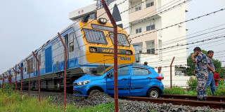रेल र कार ठोक्कियाे, तीन जना घाइते