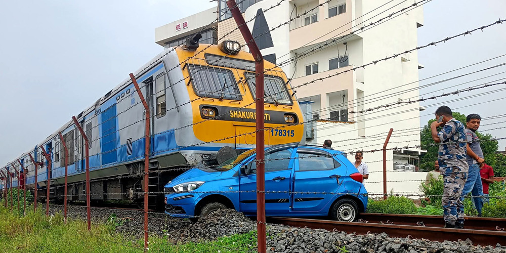 रेल र कार ठोक्कियाे, तीन जना घाइते