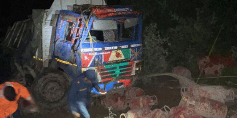 ट्रक भिरबाट खस्दा चालकको मृत्यु