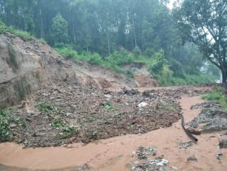 पहिरोका कारण देशका विभिन्न राजमार्ग अवरुद्ध