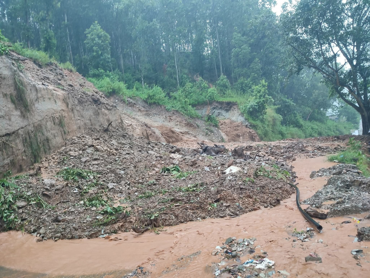 पहिरोका कारण देशका विभिन्न राजमार्ग अवरुद्ध