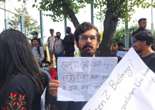 प्रहरीको घेरा तोड्दै संसद् भवनभित्र छिरे जेनजी