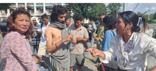 सिंहदरबार पुगेका जेनजी आन्दोलनका घाइतेहरू  भित्र प्रवेश गर्न नपाएपछि आक्रोशित बने
