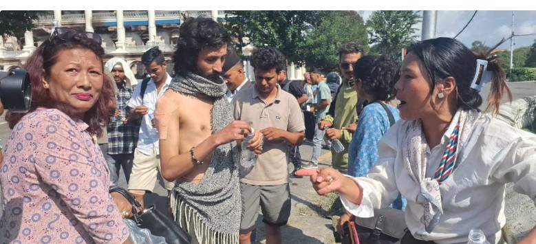 सिंहदरबार पुगेका जेनजी आन्दोलनका घाइतेहरू  भित्र प्रवेश गर्न नपाएपछि आक्रोशित बने