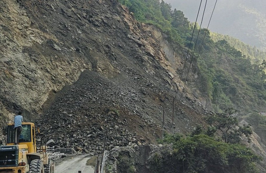 मुग्लिन–नारायणगढ सडक: तुइन खोलाको विशाल पहिरो १४ सय घनमिटरको रहेको अनुमान