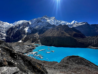 पञ्चकुण्ड तालदेखि आधार शिविर जाने पदमार्गमा झोलुङ्गे पुल नहुँदा जोखिम मोलेर वारपार