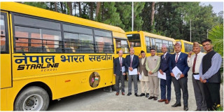 भारतद्वारा नेपालका विभिन्न  ४८ वटा विद्यालयलाई स्कुल बस उपहार