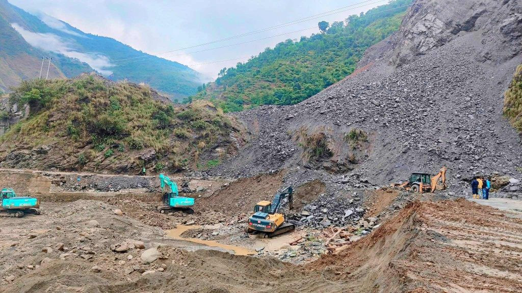 सुख्खा पहिरो गएपछि ३ दिनदेखि बीपी राजमार्ग अवरुद्ध
