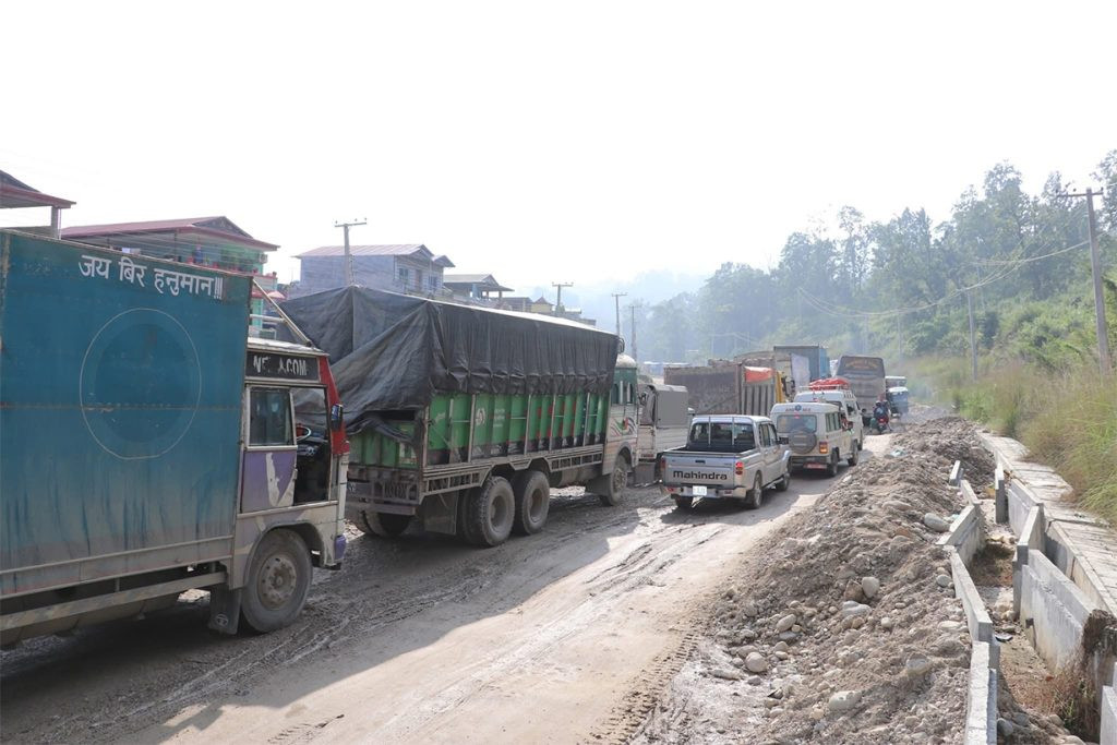 दाउन्नेमा गाडीको १० किलोमिटर जाम