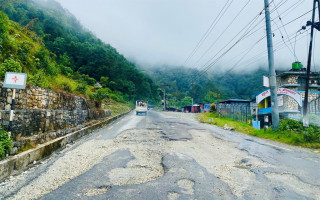 पोखरा–बागलुङ खण्डमा खाल्डाखुल्डीका कारण यातायात सञ्चालनमा जोखिम