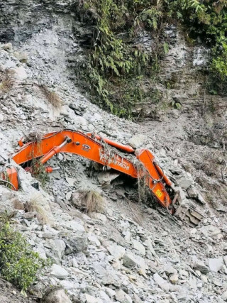 म्याग्दीमा सडक खन्ने क्रममा पहिरो: स्काभेटर चालकको मृत्यु