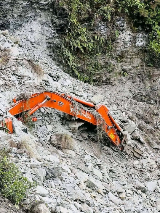 म्याग्दीमा सडक खन्ने क्रममा पहिरो: स्काभेटर चालकको मृत्यु
