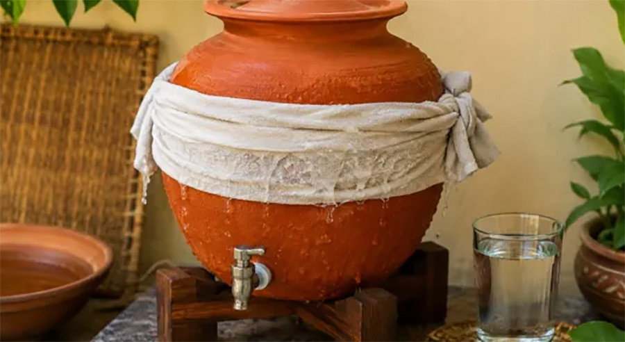 पानीलाई प्राकृतिक रूपमै चिसो बनाउने एक विधि माटोको भाँडा