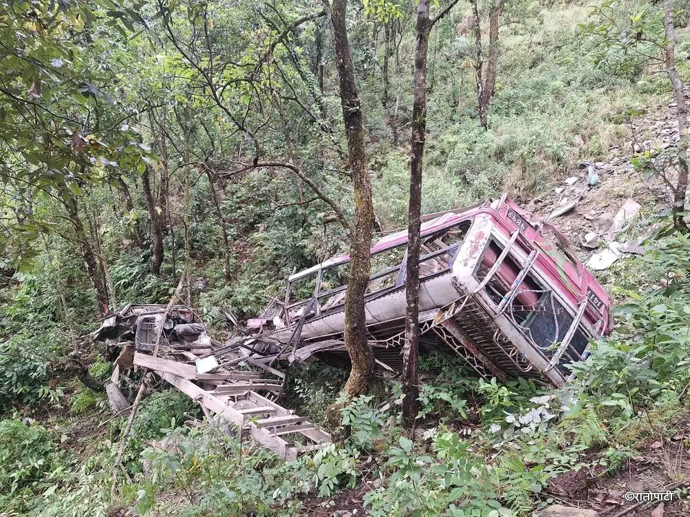 पोखरामा विद्यार्थी सवार बस दुर्घटनामा पाँचको मृत्यु, १९ घाइते
